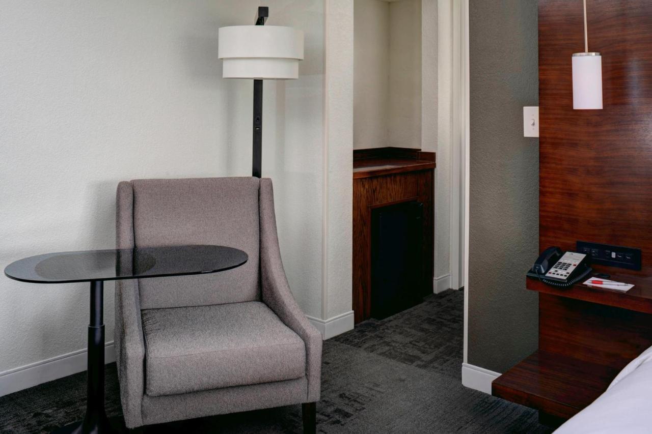 Marriott East At Place Hotel