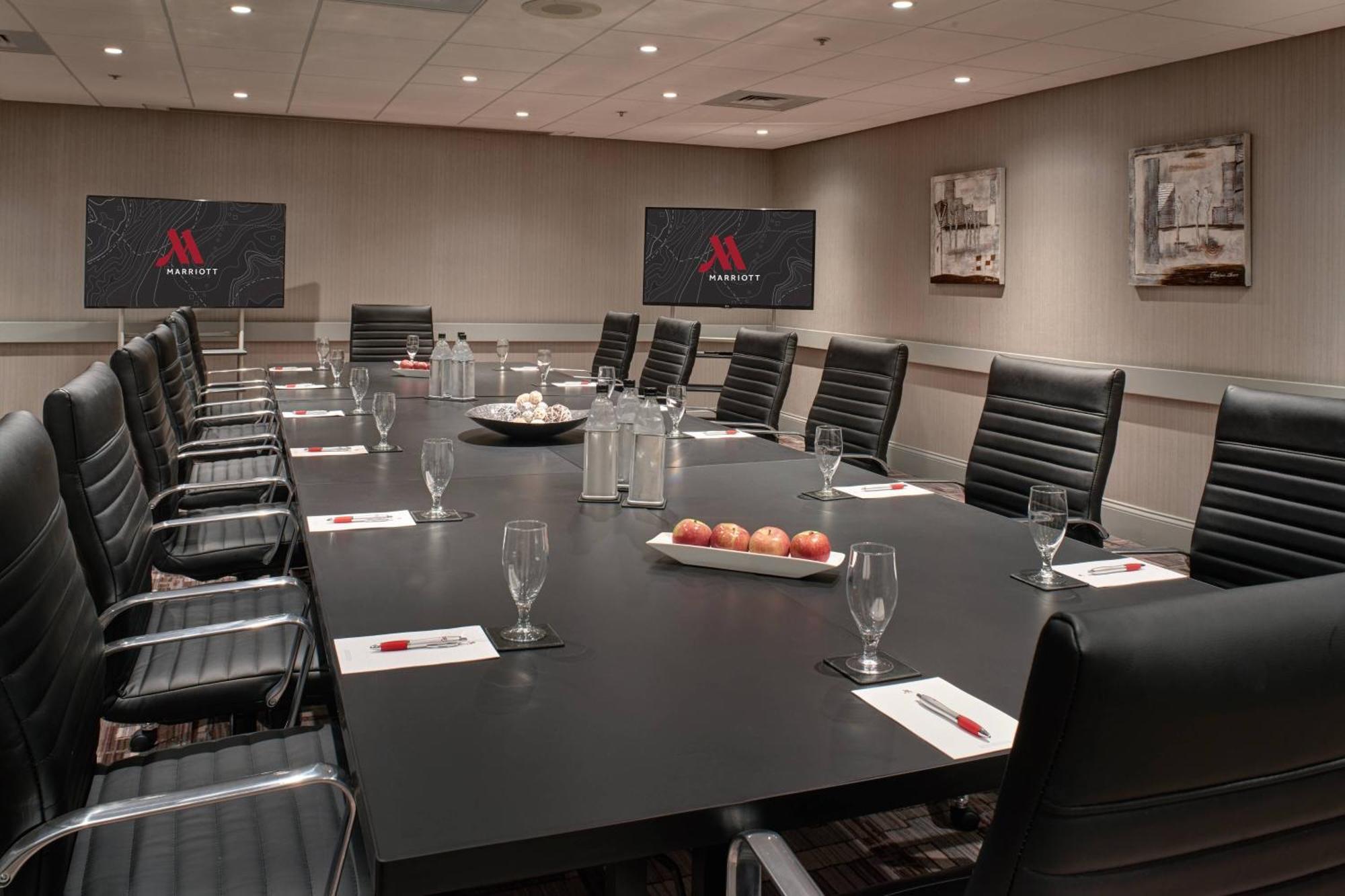 Marriott East At Place Hotel 3*